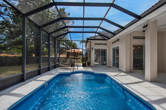 Building Photo - Shalimar Location with a Pool