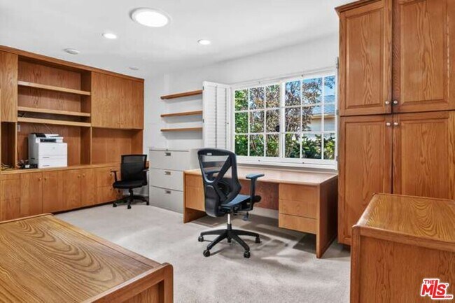 Building Photo - 510 Toyopa Dr