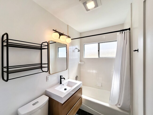 Building Photo - Gorgeous 3B/2BA house w/ Large Backyard, A...
