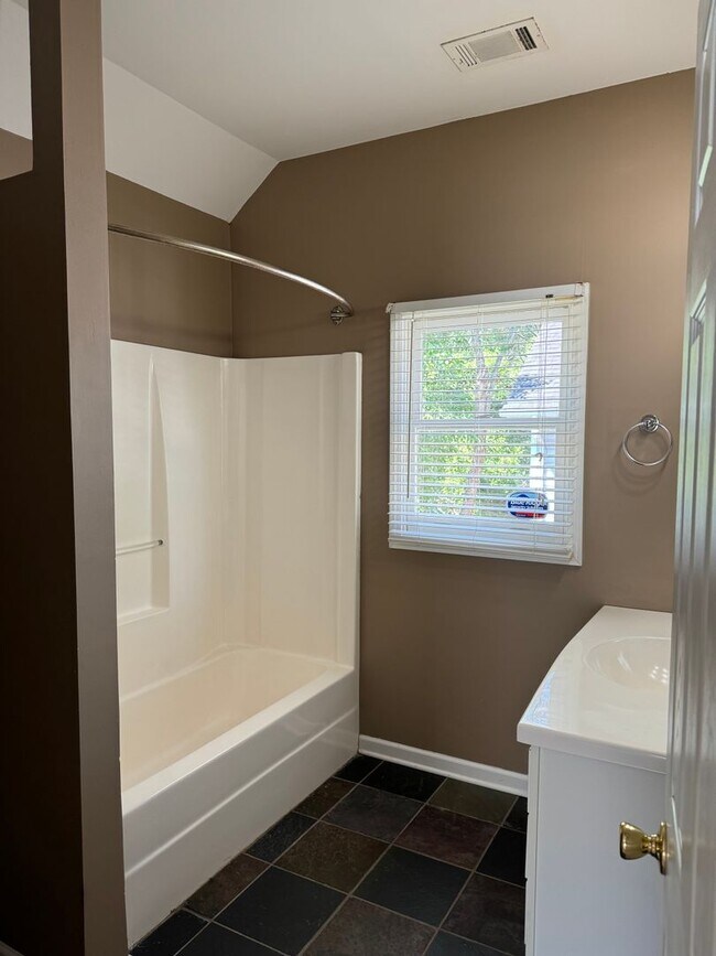 Building Photo - Price & Location!