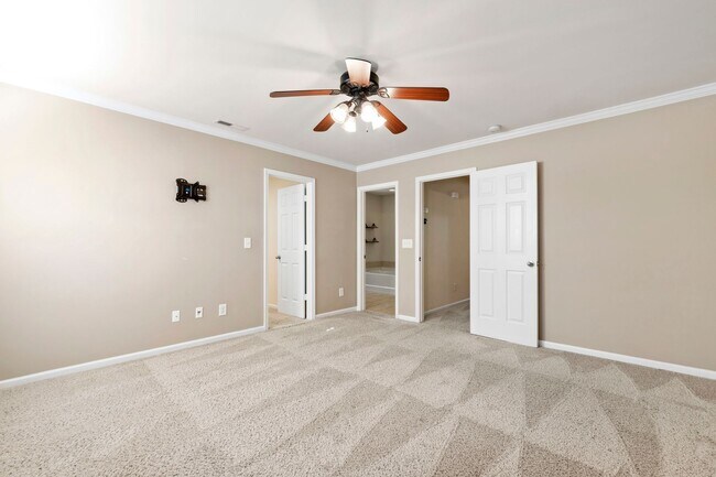 Building Photo - Charming 2-Bedroom Townhome in Desirable Remington Oaks, Cary!