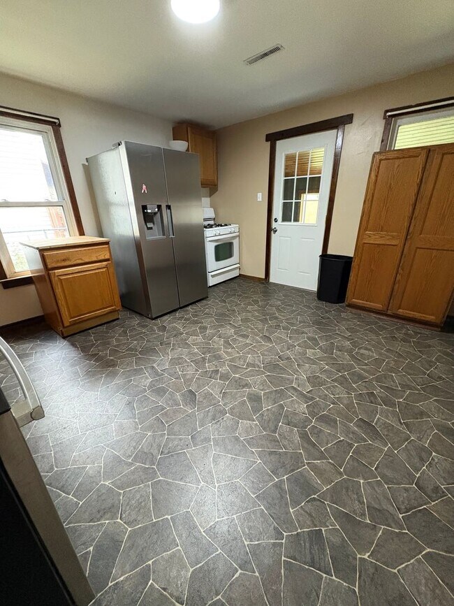 Building Photo - Charming Northside La Crosse Home