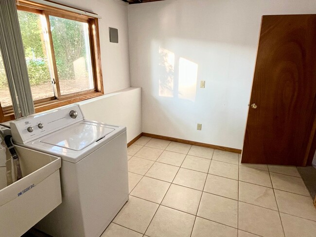 Building Photo - Spacious 5-Bed 2-Bath Split-Level Home in ...