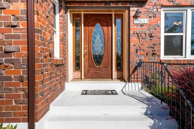 Building Photo - Spacious 4 Bedroom on Upriver Drive