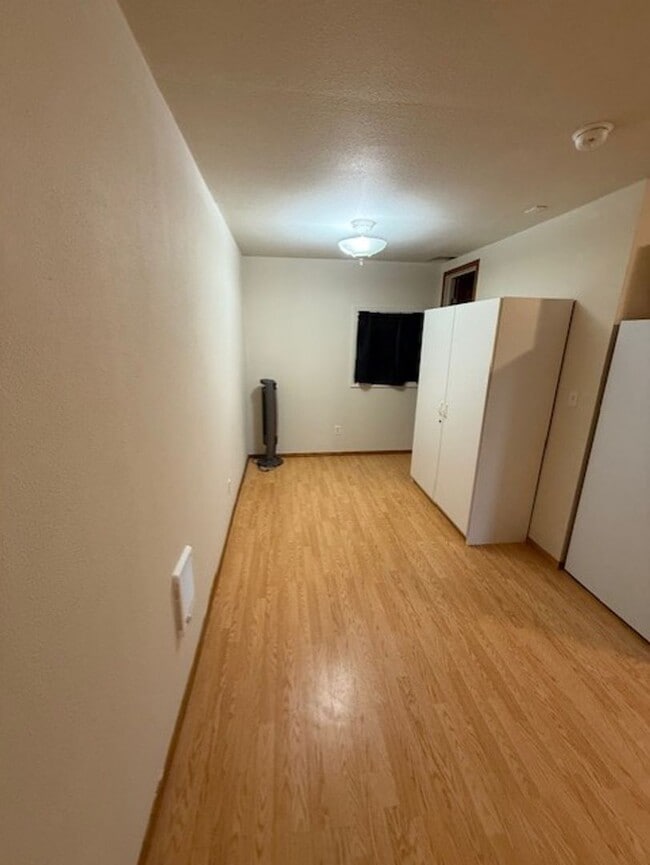 Building Photo - Great studio unit downtown.  Ready to occupy!
