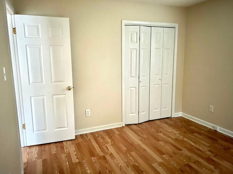 Building Photo - 111 Sunset Dr