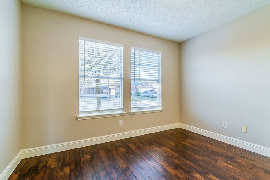 Building Photo - 813 Post Oak Trail