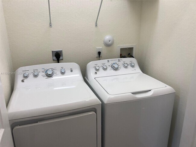 Building Photo - 105 SE 33rd Terrace