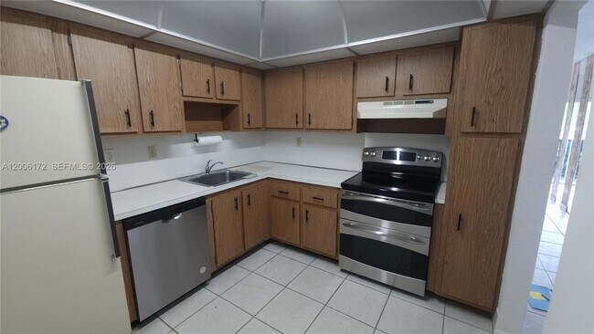 Building Photo - 13707 SW Kendale Lakes Cir