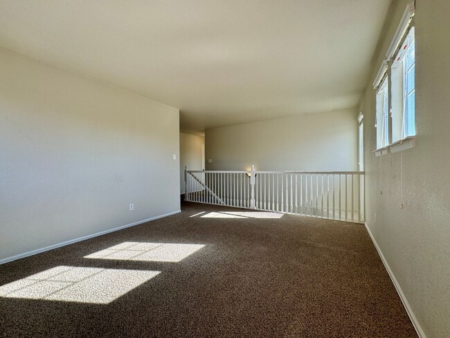 Building Photo - 3 Bedroom Home With Plenty of Space! Avail...