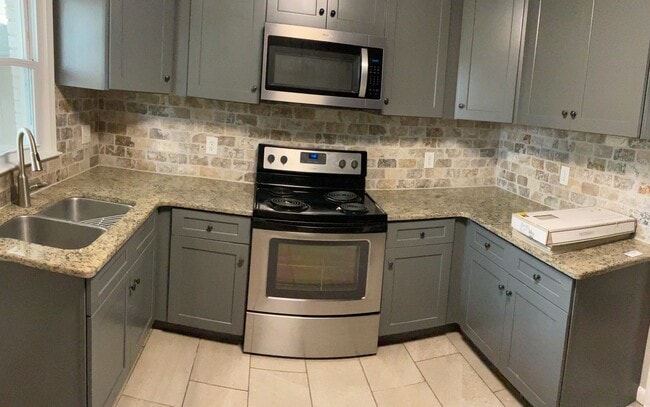 Building Photo - Brick Duplex in Prime Location