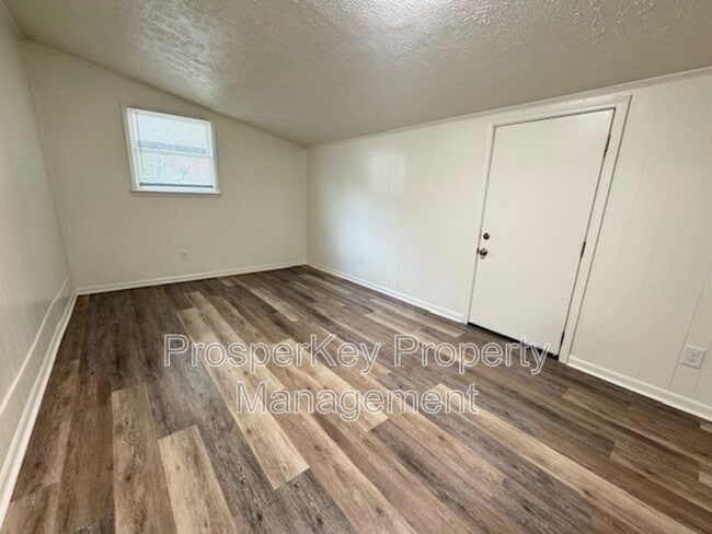 Building Photo - 323 Tennant Ave