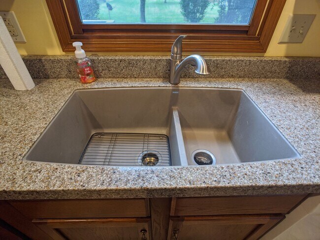 Building Photo - Charming 2 bed 1.5 bath home (duplex) in G...