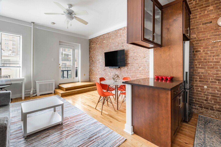 Building Photo - 130 W 81st St