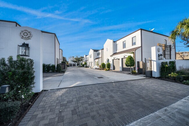 Building Photo - 1715 Maravilla Dr