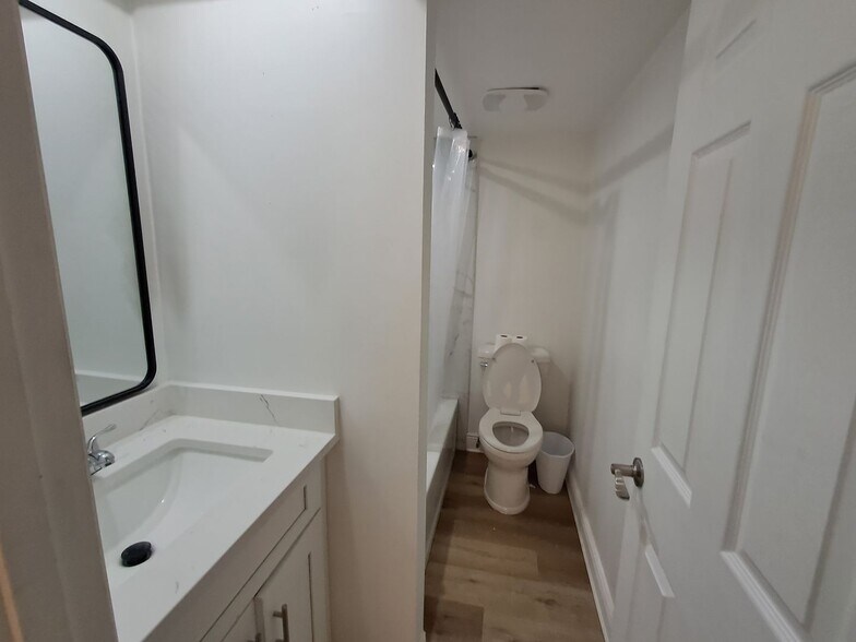 Building Photo - 2/2 Condo Off of McGreggor $500 OFF FIRST MONTH