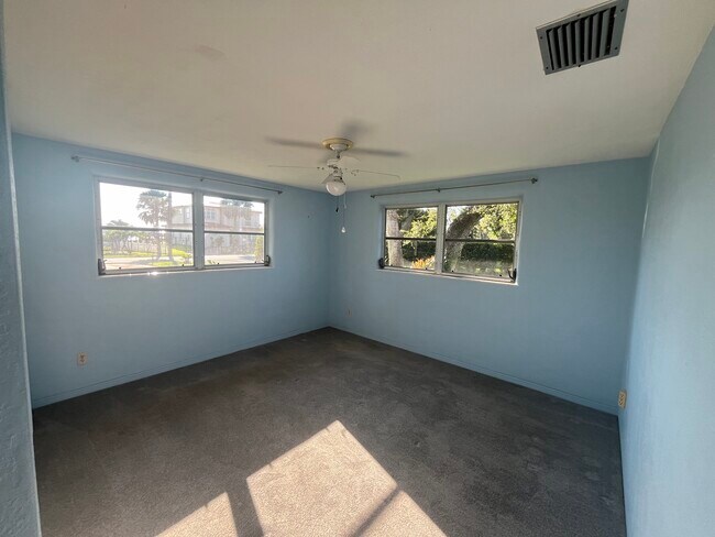 Building Photo - 1110 S Riverside Dr