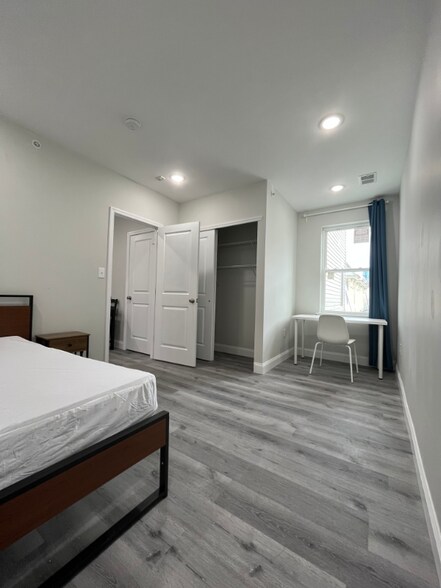 Building Photo - 106 S 42nd St