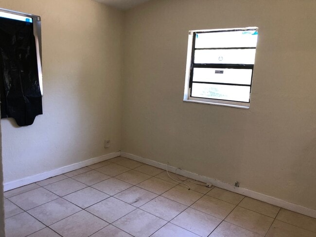 Building Photo - 1859 Lauderdale Manor Dr