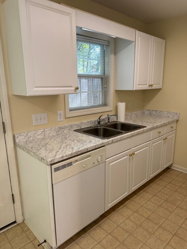 Building Photo - $1,150 | 2BR/1.5BA End Unit Townhouse – Sp...