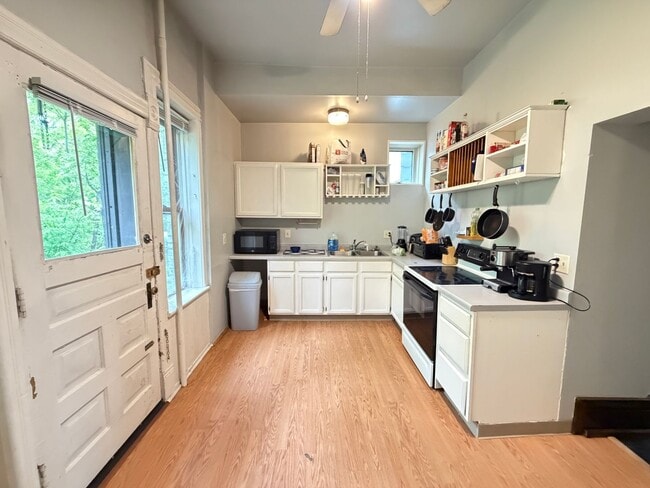 Building Photo - Large 3 Bedroom Open July 1st!
