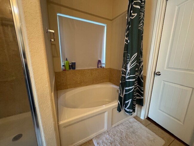 Building Photo - Texas Size Home!! Featuring over 2700 sq ft
