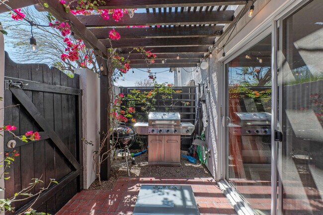 Primary Photo - 2400 N 71st St