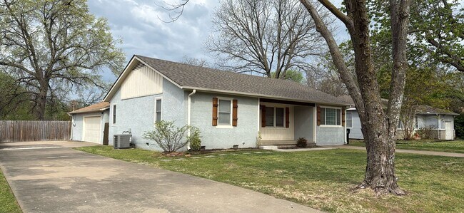 Building Photo - Welcome to your new charming 3-bedroom, 1.5-bath home in Broken Arrow close to Main Street!