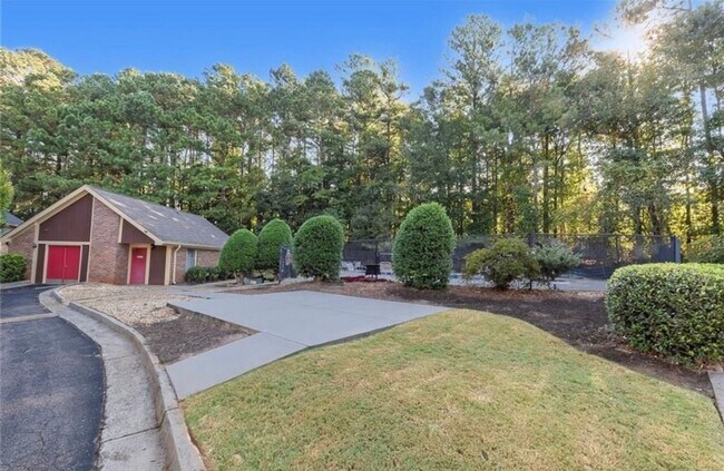 Building Photo - Renovated townhome in Great Alpharetta location