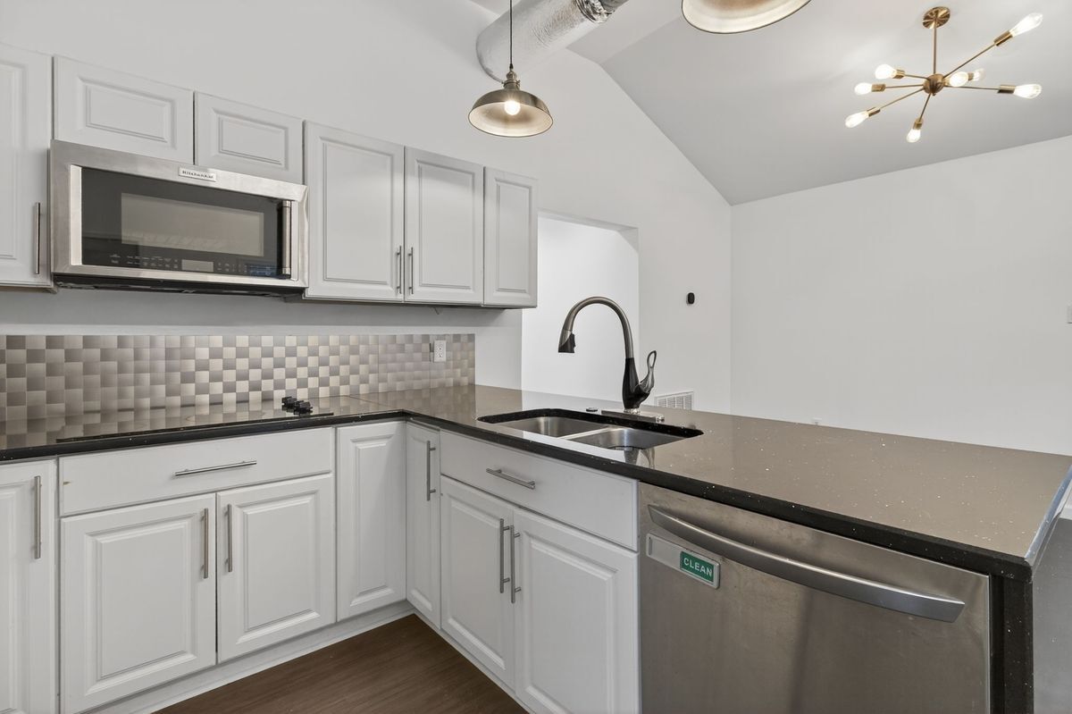 Building Photo - 837 Romney Ln