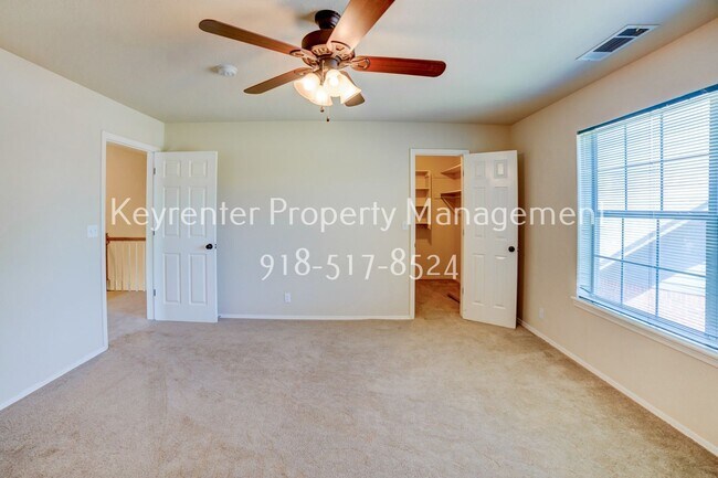 Building Photo - Beautiful home across from Jenks Middle School