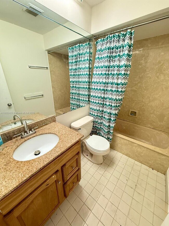 Building Photo - 3325 Oak Dr
