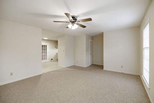 Building Photo - 160 Jockey Club Dr