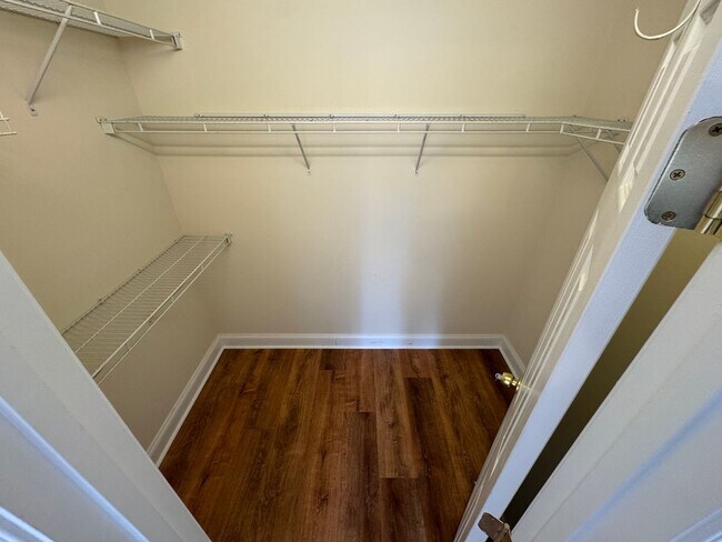 Building Photo - Gorgeous 4 Bed 3 Bath End Unit Brick Townh...