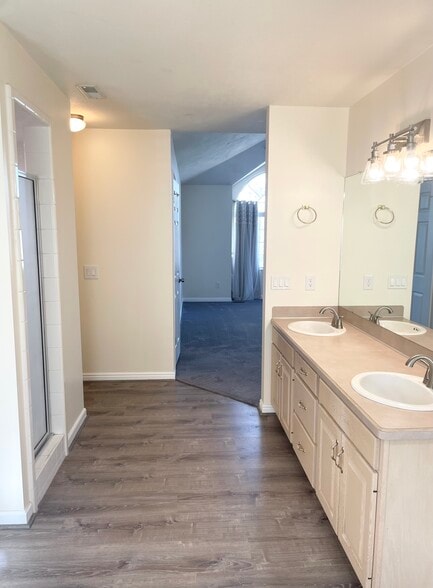 Master Bathroom Shower - 562 Pheasant Way