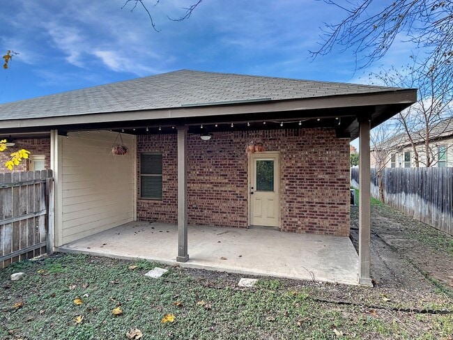 Building Photo - Beautiful Duplex Home In New Braunfels