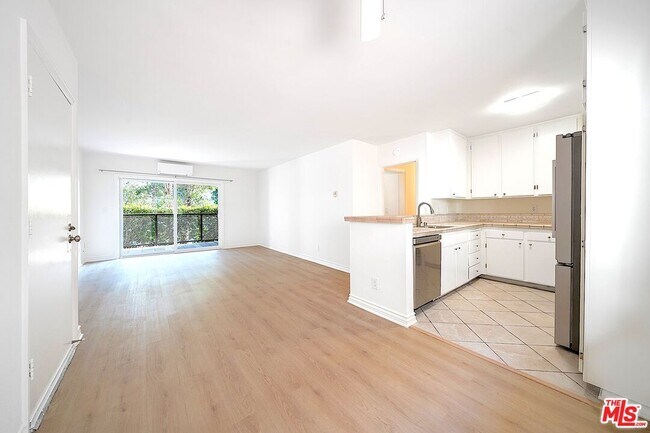 Building Photo - 9005 Cynthia St