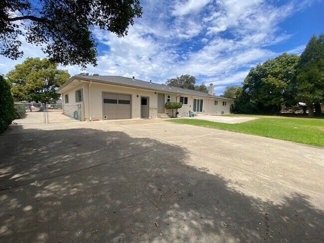 Building Photo - 11755 Tam O'Shanter Dr