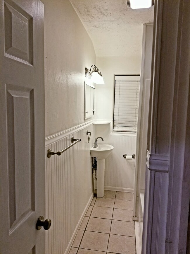 Building Photo - 512 E Strawbridge Ave