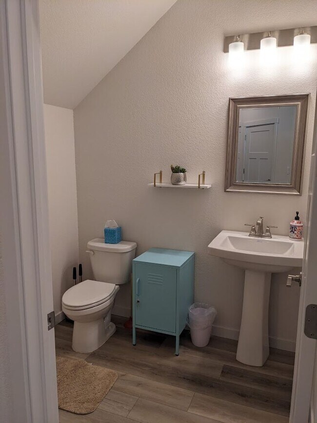 Building Photo - 3 Bed Luxury End Unit Townhome backs to Na...