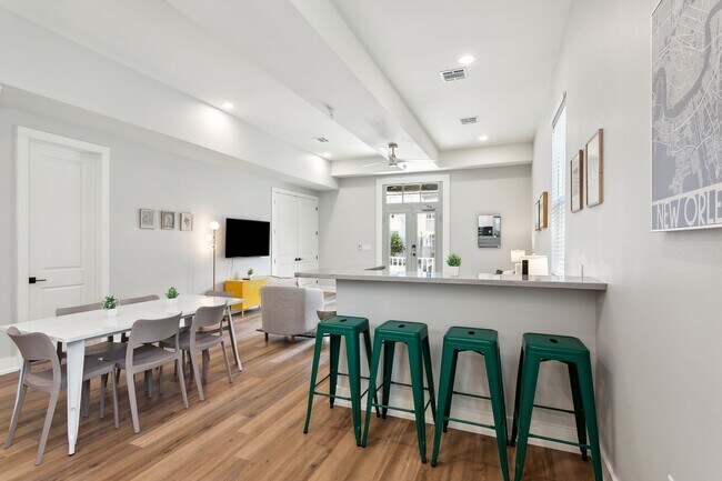 Building Photo - 4 Bed 3 Bath unit featuring a wet bar!!