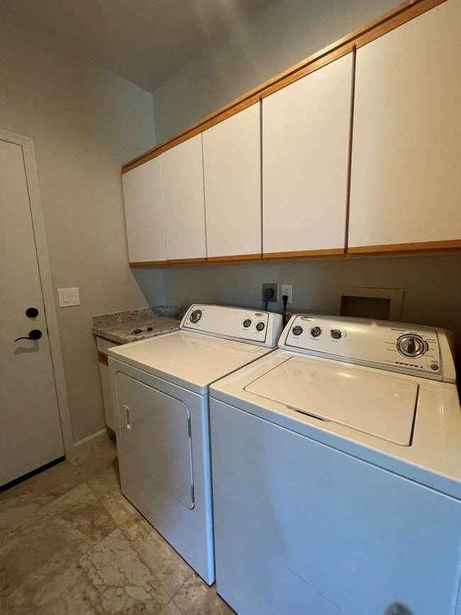 Building Photo - 5675 Hole in 1 Dr