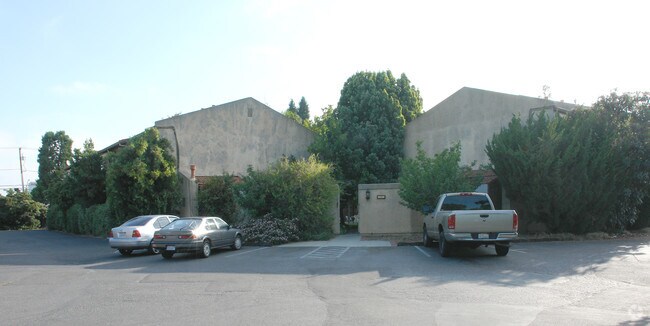Building Photo - 131 Rose Ct
