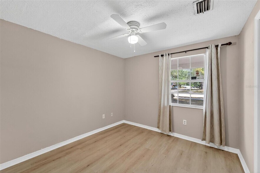 Building Photo - 1712 Village Ct