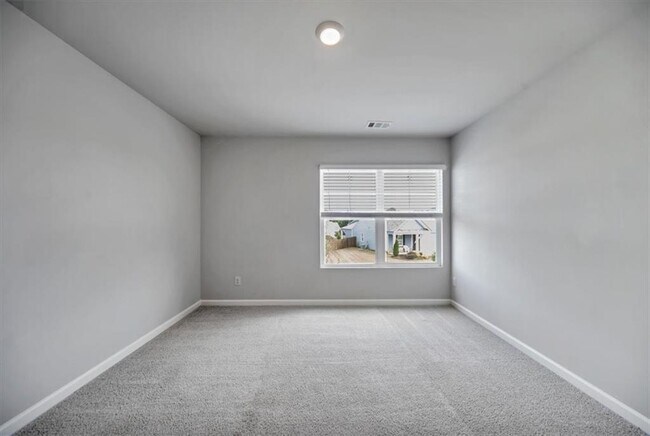 Building Photo - 167 Fernbrook Trl