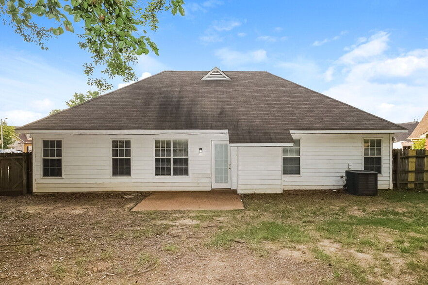 Building Photo - 5792 Reed Bend Cove