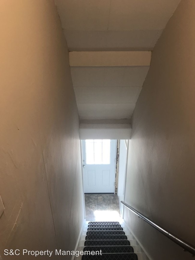 Building Photo - 2 br, 1 bath Apartment - 166 Hall Hill Road