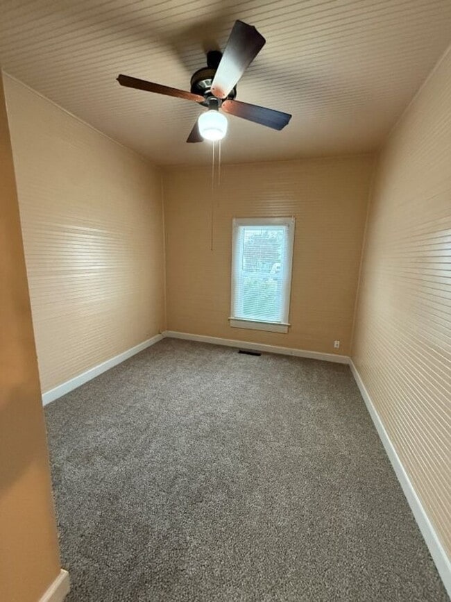 Building Photo - 3 Bedroom 1.5 Bath Downtown Dixon *STAR RENTALS