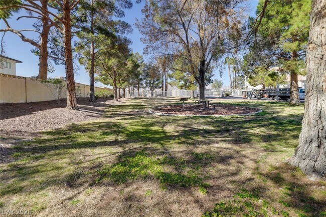 Building Photo - 1900 N Torrey Pines Dr