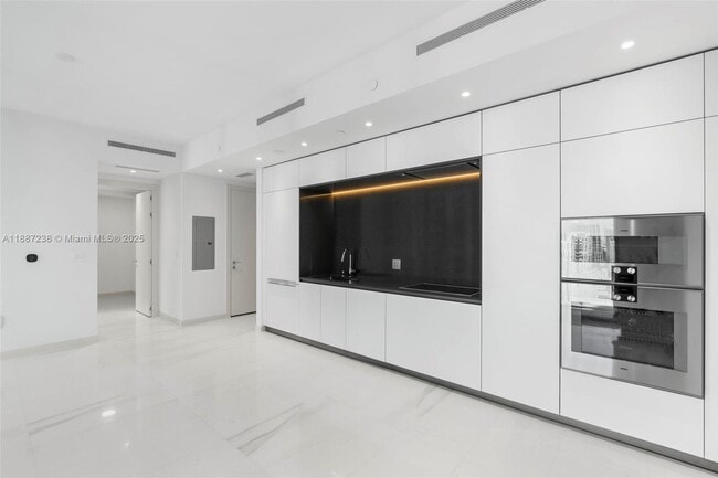 Building Photo - 300 Biscayne Blvd Way